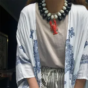 Collier pendentif homard tendance, perles résine noir blanc et charm homard rouge femme.
