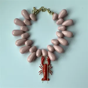 Collier ras de cou tendance en perles de résine rose avec pendentif homard rouge unique court