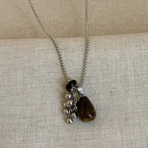 Chique titanium stalen ketting met natuurstenen hanger en mooie metalen kralen.