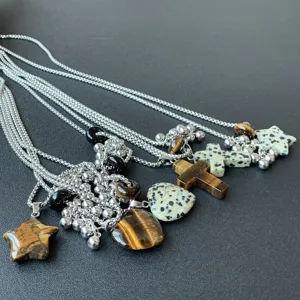 Gedetailleerd overzicht van vintage natuursteen titanium staal kettingen met verschillende hangers.