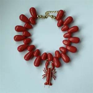 Collier ras de cou pendentif homard tendance avec perles de larme en resine rouge vif.