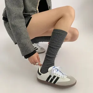Grijze geribbelde slouch sokken voor dames, vintage stijl lange katoenen kousen voor de lente.