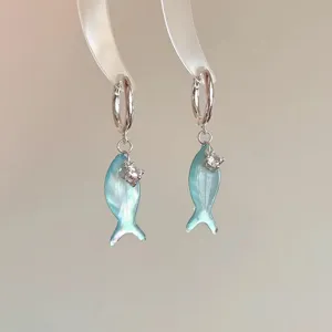 Élégantes boucles d'oreilles poisson bleu avec zircone étincelante, parfaites pour le quotidien.