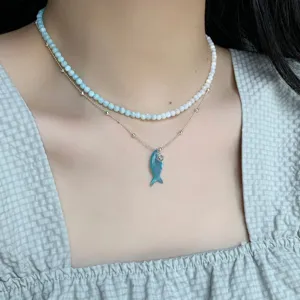 Collier de clavicule superposé en zircon de petit poisson vert menthe style coréen sur le cou.