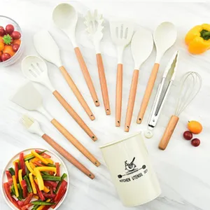 Juego de 12 utensilios de cocina de silicona con mangos de madera y soporte.