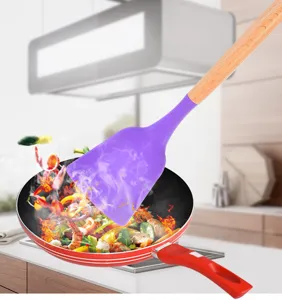 Spatola da cucina in silicone con manico in legno vista di dettaglio design viola.