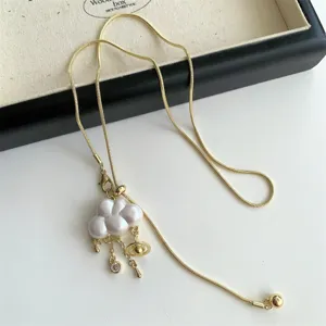 Collier pendentif nuage planète pampilles doré, chaîne longue design de niche été chic.