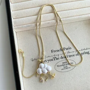 Collier chaîne serpent dorée exquis avec joli pendentif nuage blanc et Saturne pour femmes.