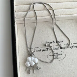 Vue détaillée du collier de chaîne serpent pendentif nuage et Saturne esthétique, accessoire.