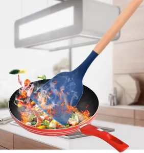 Spatola da cucina in silicone con manico in legno per padelle antiaderenti cottura.