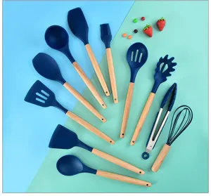 Set completo di utensili da cucina in silicone con manici in legno antiaderente