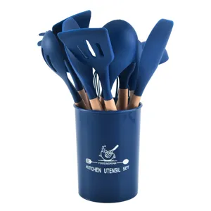 Set di utensili da cucina in silicone blu con manici in legno e supporto per pentole.
