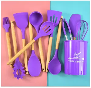 Vista dettagliata di un set di utensili da cucina in silicone viola con manici in legno.