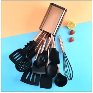 Set de utensilios de cocina de silicona con mangos de oro rosa y herramientas antiadherentes.