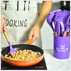 Set di utensili da cucina in silicone con manici in legno, resistenti al calore.