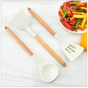 Silikon Küchenutensilien Set mit Holzgriff Spatel und Suppenkelle Detail Ansicht