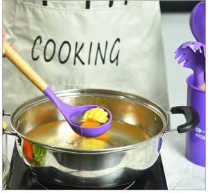 Cucchiaio da zuppa in silicone con manico in legno, utensile da cucina dettaglio resistente.