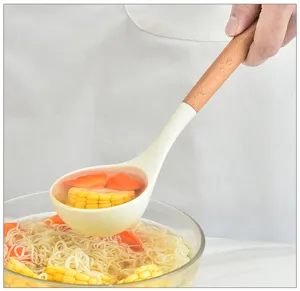 Silikonsuppenlöffel mit Holzgriff, hitzebeständiges Küchen Kochutensil für den täglichen Gebrauch.