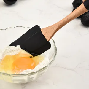Spatule en silicone avec manche en bois pour la pâtisserie, la crème et la pâte.