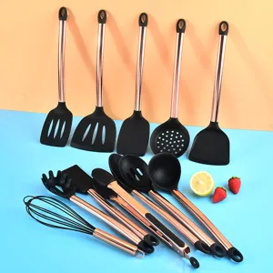 Juego de utensilios de cocina de silicona con mangos de oro rosa para cocinar.