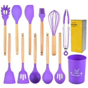Set completo di 12 utensili da cucina in silicone con manici in legno antiaderenti.