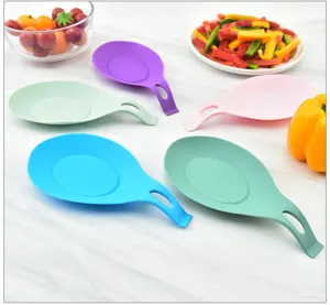 Poggiapiatto o cucchiaio in silicone colorato per cucina, supporto resistente al calore pratico.