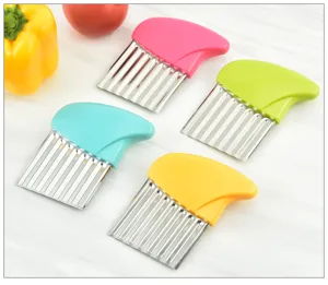 Taglierina per patate ondulata in acciaio inossidabile con manico colorato per verdure.