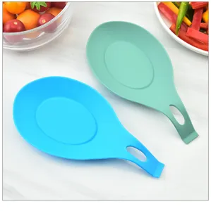 Primo piano dettagliato del poggiamestolo in silicone resistente al calore per cucina.