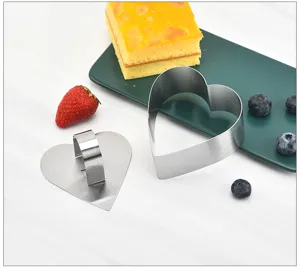 Vue detaillee d'emporte-piece en forme de coeur en acier inoxydable pour patisserie et gateau