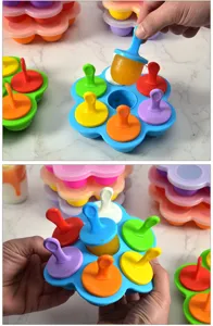 Dettaglio dello stampo per ghiaccioli in silicone con forma di fiore colorato e bastoncini.