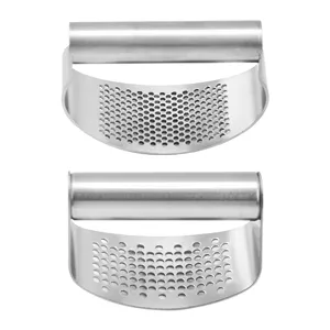 Prensa ajos basculante de acero inoxidable con mango ergonomico, vista principal de producto.