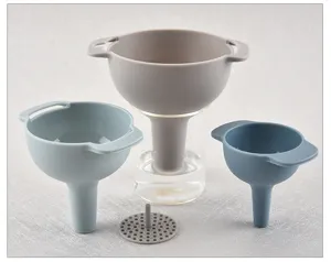 Dettaglio del set di imbuti da cucina con varie misure e filtro per oli e liquidi.