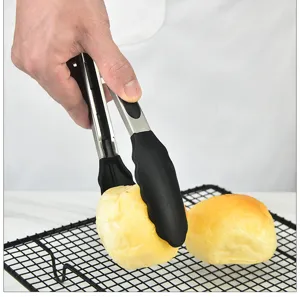 Edelstahl Küchenzange Detail mit hitzebeständigen Silikonspitzen für sicheren Halt beim Kochen.
