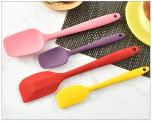 Vista detallada de espátula de silicio, herramientas de cocina coloridas con agujero colgar.