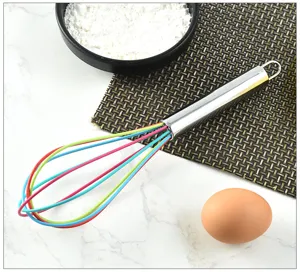 Batidor de alambre de acero inoxidable con cables recubiertos de silicona para repostería.
