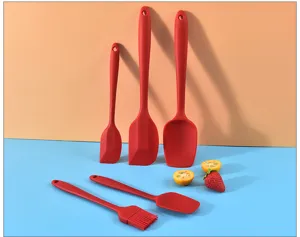 Vue détaillée de l'ensemble de spatules et pinceaux de cuisson en silicone rouge.