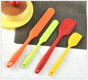 Vista detallada del juego de espátulas silicona, raspadores cocina coloridos con agujero para colgar.