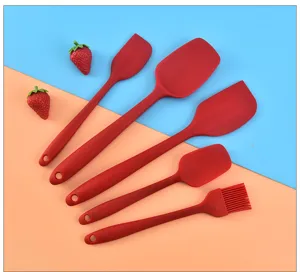 Vue detaillee de l'ensemble de spatules de cuisson en silicone rouge souple et pratique.