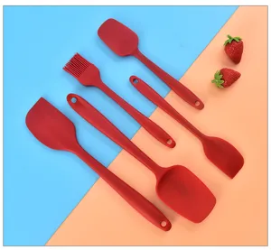 Détail de l'ensemble de spatules en silicone rouge et pinceau de cuisson pâtisserie.