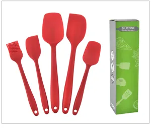 Vue détaillée de l'ensemble de spatules de cuisine en silicone rouge avec boîte verte.