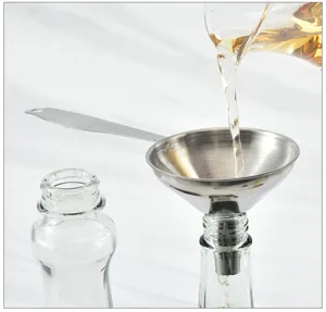 Vista di dettaglio imbuto in acciaio inox, utensile da cucina per versare olio e vino.