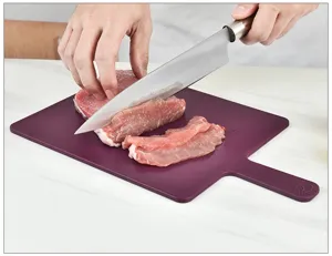 Duurzame kunststof snijplank met handvat voor het snijden van vlees in de keuken.
