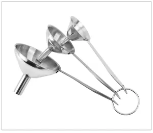 Vista dettagliata imbuto in acciaio inox con set nidificato, finitura metallica e anello.