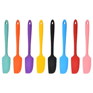 Set di spatole in silicone colorate per cottura di torte e utensili da cucina.