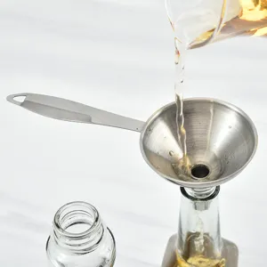 Imbuto da cucina in acciaio inossidabile con manico per riempire bottiglie facilmente.