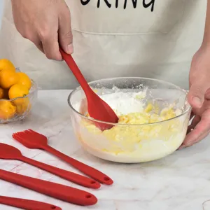 Ensemble de cuisson en silicone avec spatule rouge, ideal pour la cuisine et la patisserie.