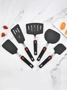 Set di spatole da cucina in silicone per padella antiaderente vista dettagliata.