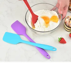 Spatola da cucina in silicone per cottura, raschietto per burro e crema senza cuciture.