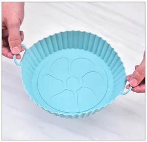 Detail de pot en silicone pour friteuse sans huile, plat de cuisson bleu avec poignees.