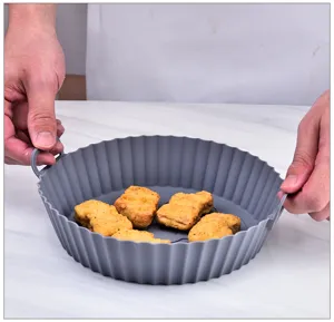 Vue detaillee du pot de friteuse a air en silicone, bac antiadhesif avec des poignees.